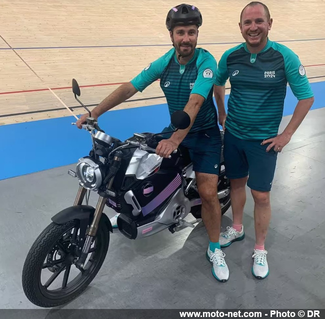 Une moto électrique sur le vélodrome olympique de Paris 2024