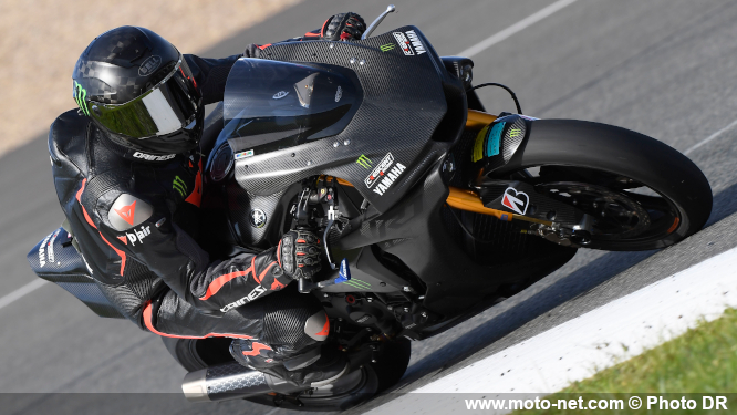 Lewis Hamilton au guidon d'une Yamaha R1 sur le circuit de Jerez