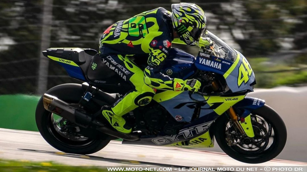 Non, Yamaha n'abandonne pas sa sportive R1 et ses admirateurs !

À l'instar de la Supersport R6 de 2020, la R1 de 2024 sera la dernière génération de Superbike Yamaha à rouler sur route. Conscient du traumatisme vécu par les fans, la marque insiste : son iconique sportive poursuit sa carrière sur circuit. La R1 GYTR reste au catalogue et l'événement Yamaha Racing Experience au programme... avec Rossi en 2024 !
