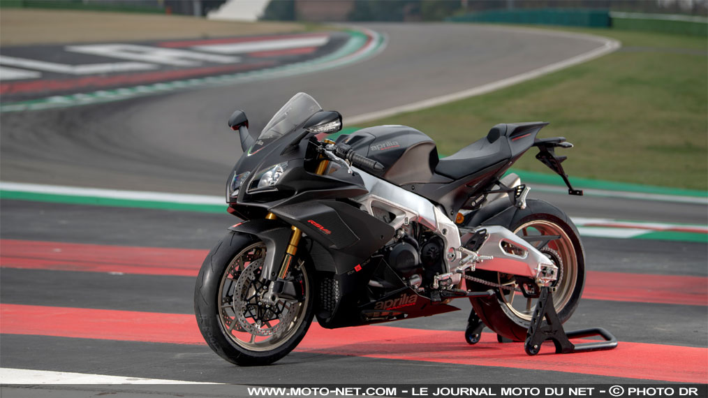 L'Aprilia RSV4 1100 Factory 2019 à l'aspi de la Panigale V4 !