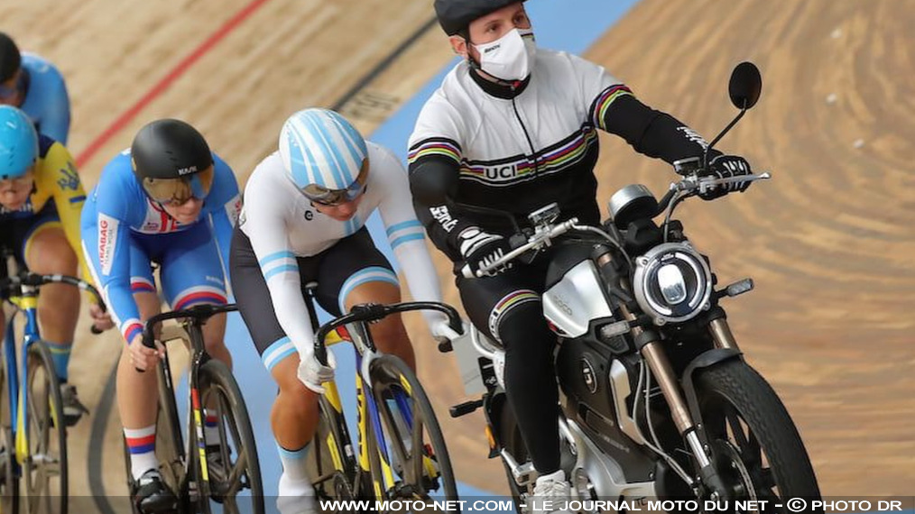 Une moto électrique sur le vélodrome olympique de Paris 2024